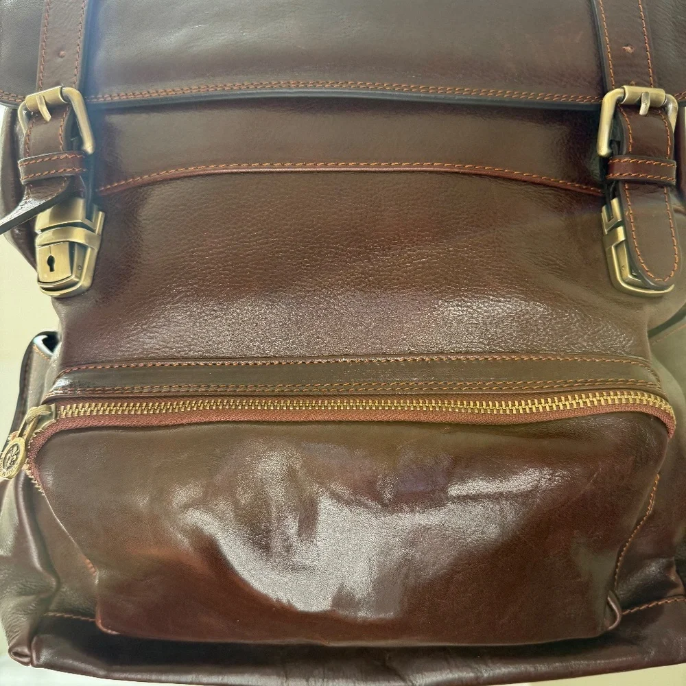Artisan Craftsmanship made in Italy. Full Grained Leather backpack.
